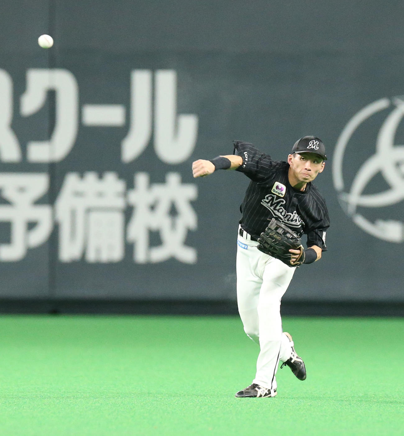 日本ハム対ロッテ　3回裏日本ハム2死二、三塁、中島の中前適時打で二走上川畑を本塁で刺す高部（2022年9月27日撮影）