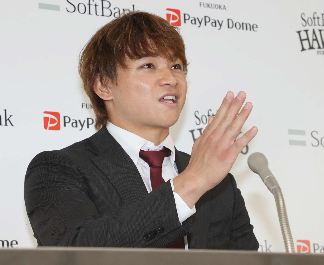 契約更改を終え、会見を行う谷川原