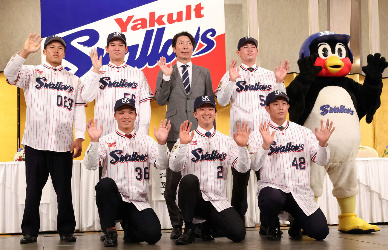 ヤクルトの新入団選手発表会で写真に納まる、前列左から西村、吉村、沢井。後列左から橋本、坂本、高津監督、北村、つば九郎（撮影・丹羽敏通）