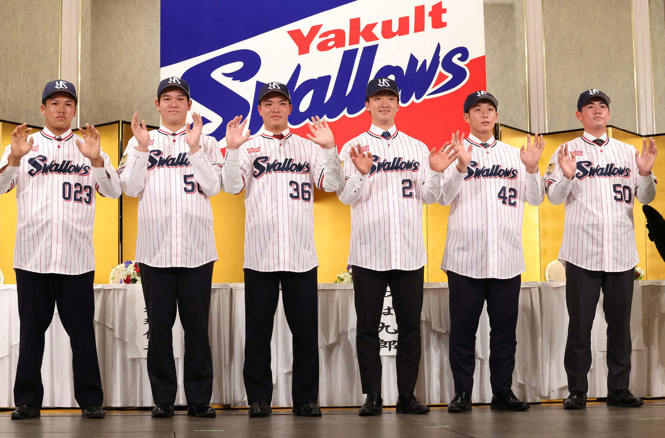 カメラに向かって手を振る、左から橋本、坂本、西村、吉村、沢井、北村（撮影・丹羽敏通）