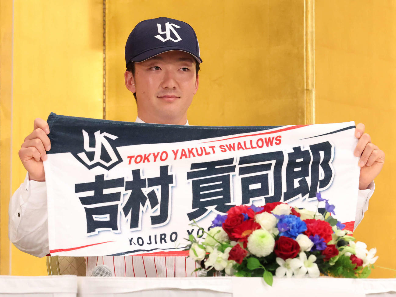完成したネームタオルを掲げるドラフト1位の吉村（撮影・丹羽敏通）