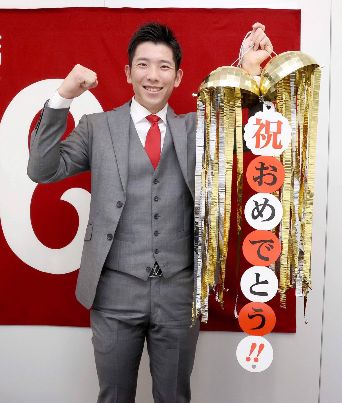 契約更改後、リモート会見で笑顔を見せる巨人戸郷（球団提供）