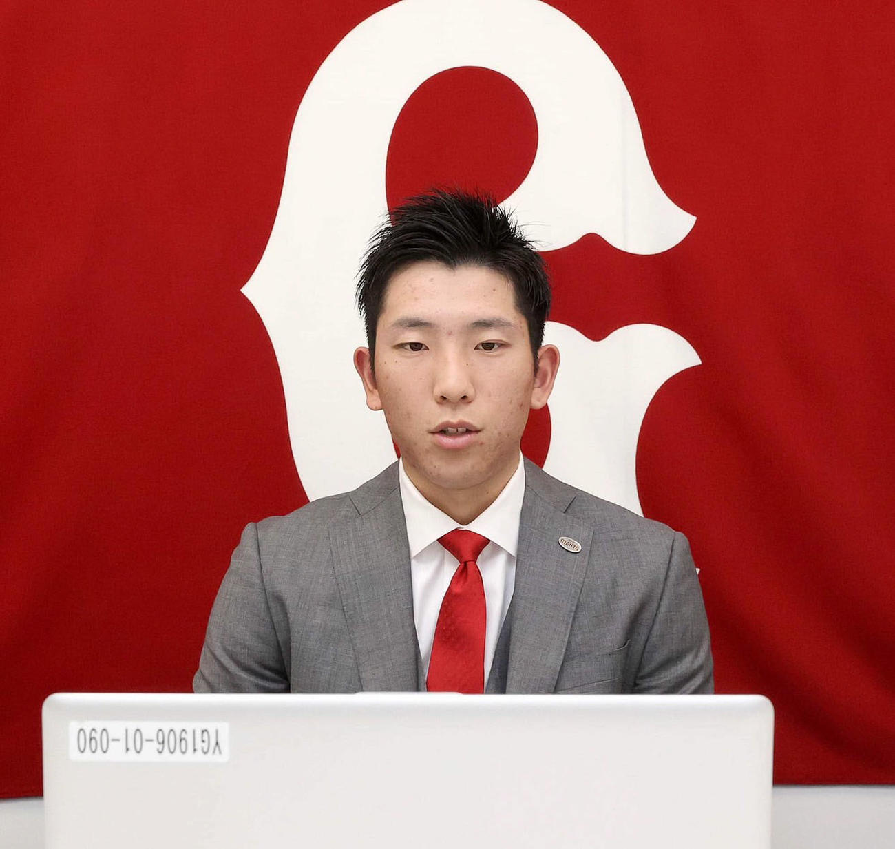 契約更改後、リモート会見を行う巨人戸郷（球団提供）