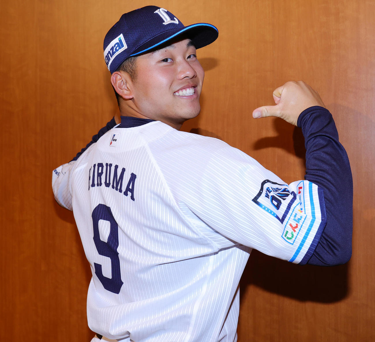 西武の新入団選手発表会で、9番のユニホームを着てポーズの蛭間（撮影・野上伸悟）