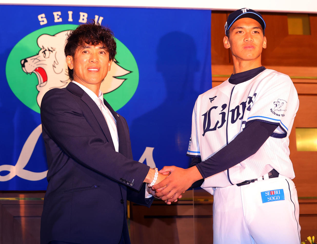 西武の新入団選手発表会で松井監督（左）と握手するドラフト2位の古川（撮影・野上伸悟）