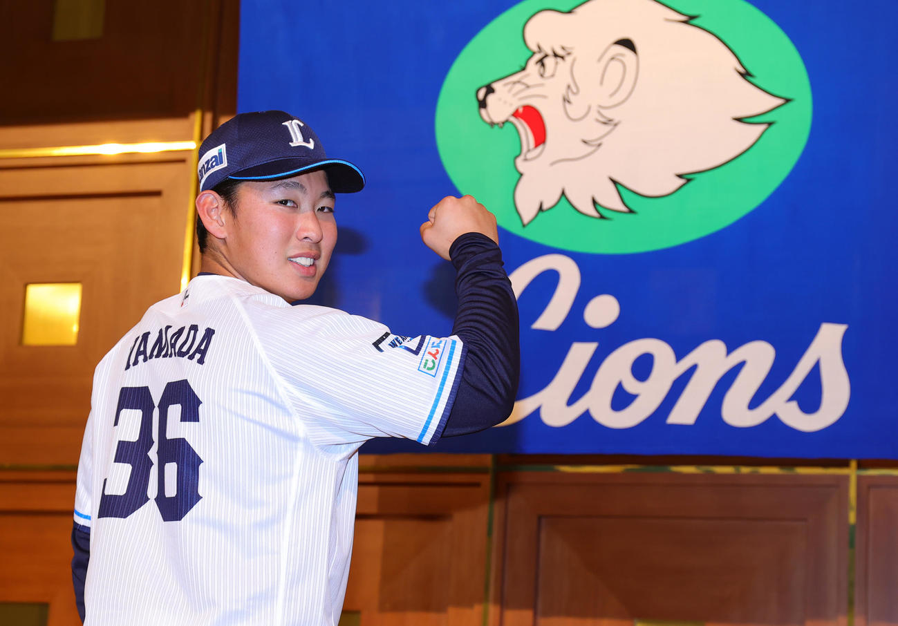 西武の新入団選手発表会で36番のユニホームを着てガッツポーズの山田（撮影・野上伸悟）