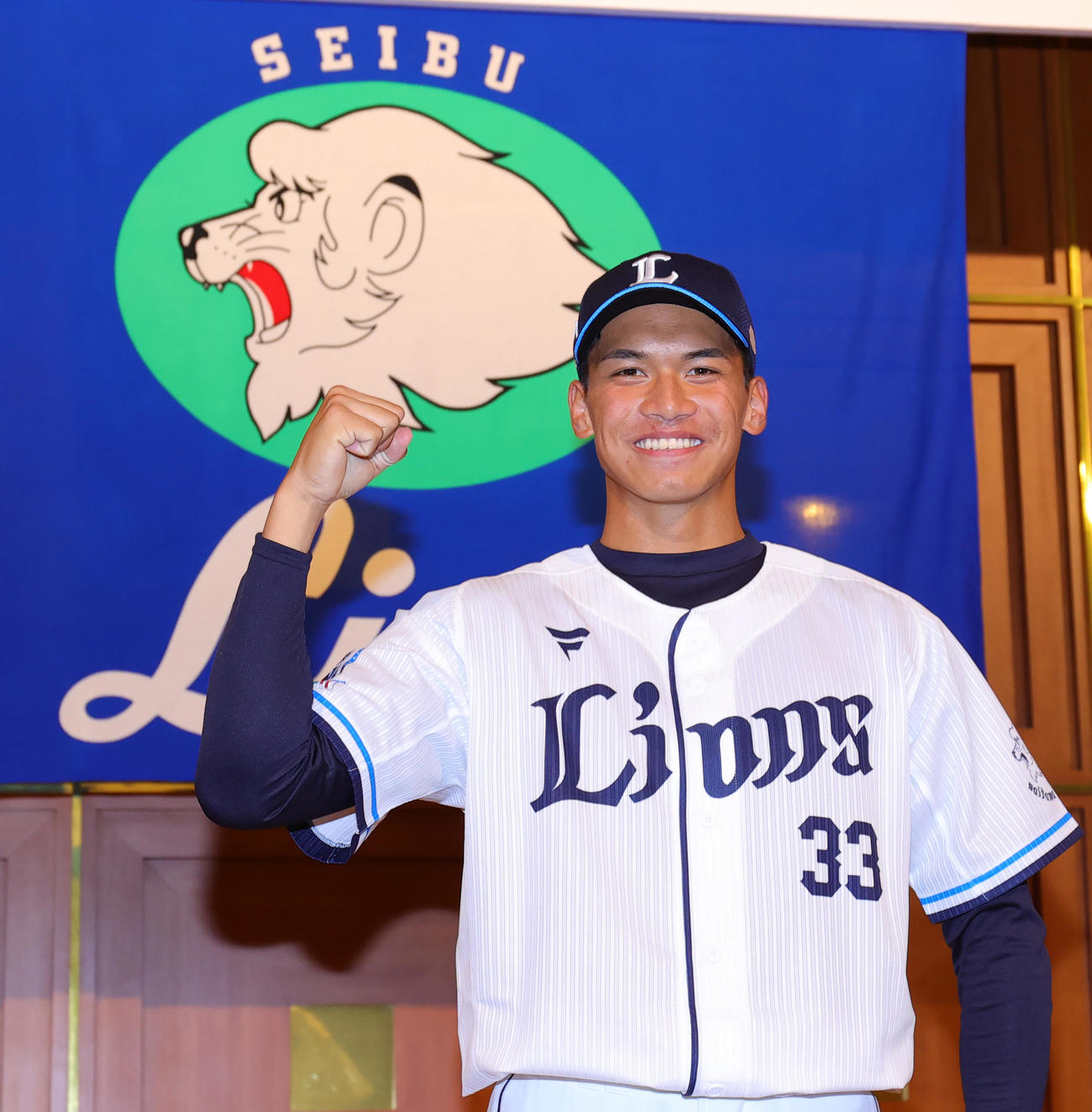西武の新入団選手発表会で、33番のユニホームを着て笑顔の古川（撮影・野上伸悟）