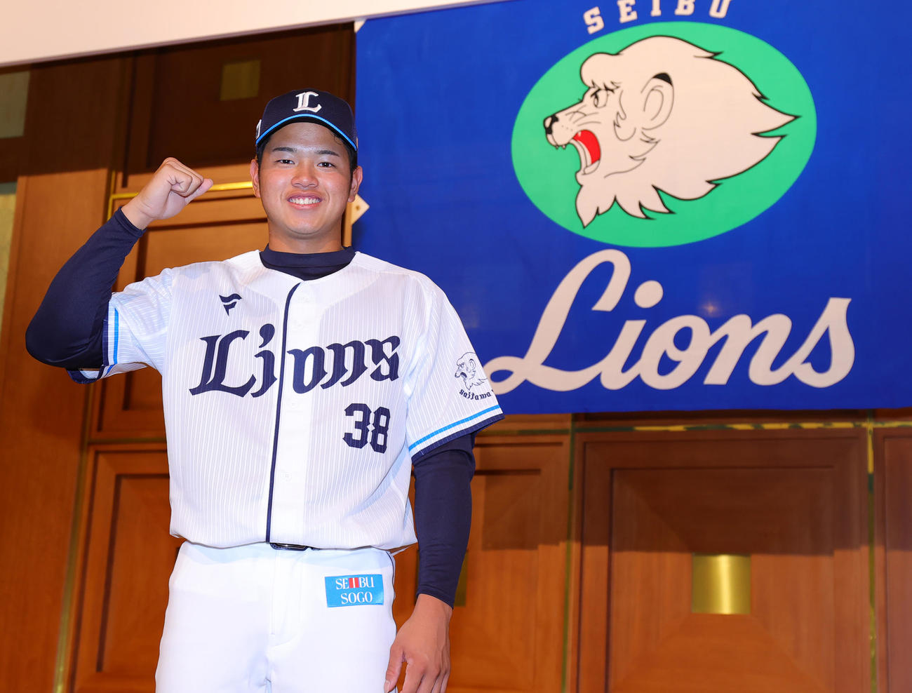 西武の新入団選手発表会で、ガッツポーズの野田（撮影・野上伸悟）