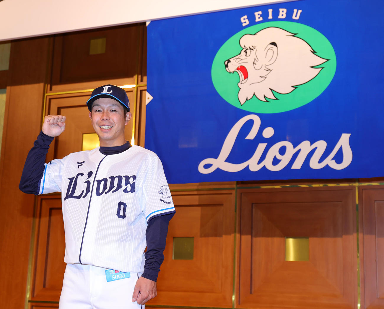 西武の新入団選手発表会で0番のユニホームを着てガッツポーズの児玉（撮影・野上伸悟）