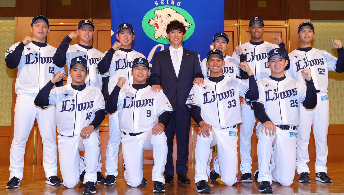 新入団選手発表会で記念撮影する前列左からドラフト3位の野田、1位の蛭間、2位の古川、4位の青山、後列左から育成3位の三浦、育成1位の野村、5位の山田、松井監督、6位の児玉、育成2位の日隈、育成4位の是沢（撮影・野上伸悟）