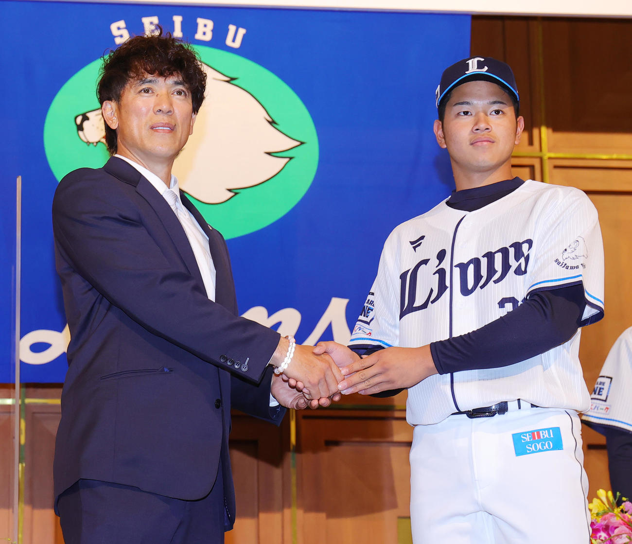 西武の新入団選手発表会で松井監督（左）と握手するドラフト3位の野田（撮影・野上伸悟）