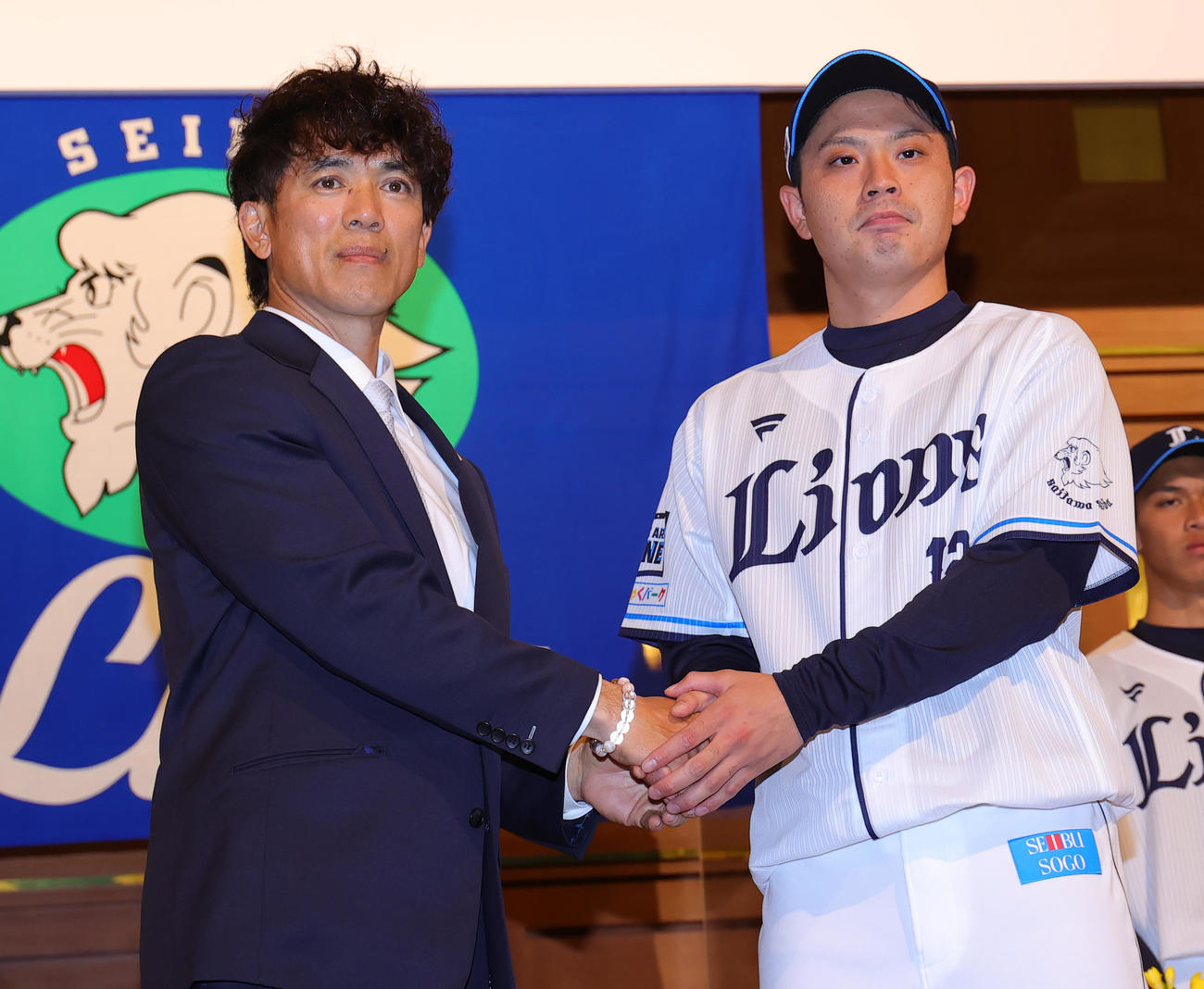 西武の新入団選手発表会で松井監督（左）と握手する育成3位の三浦（撮影・野上伸悟）