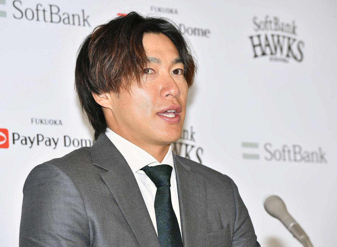 契約更改を終え、会見を行う柳田（撮影・岩下翔太）