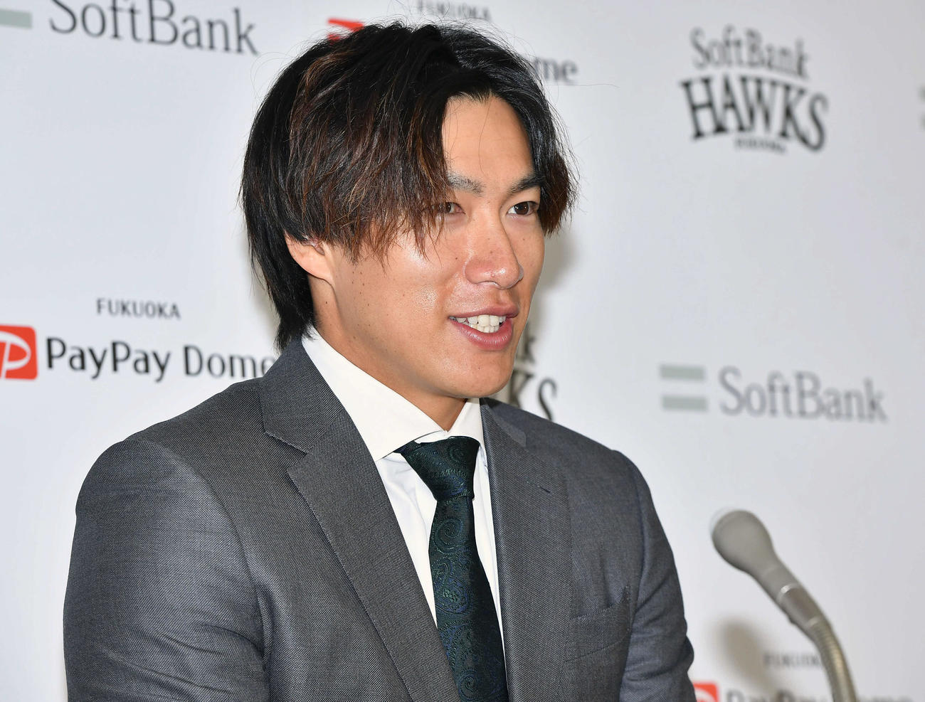 契約更改を終え、会見を行う柳田（撮影・岩下翔太）