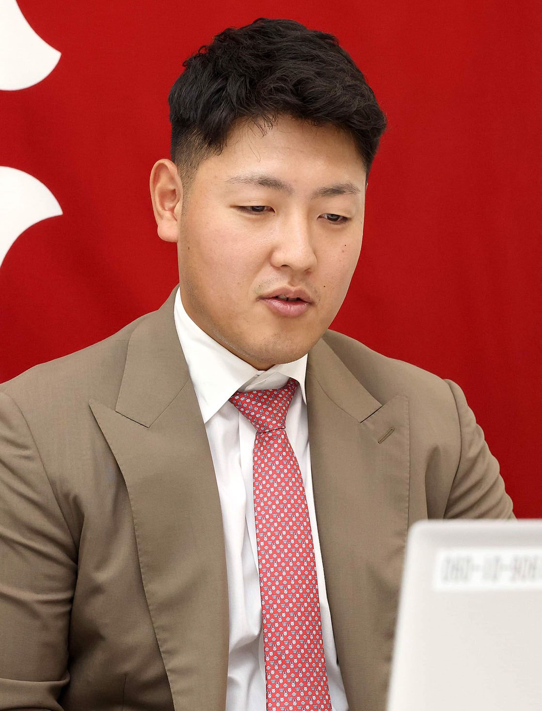 契約更改後、リモート会見をする巨人岡本和（球団提供）