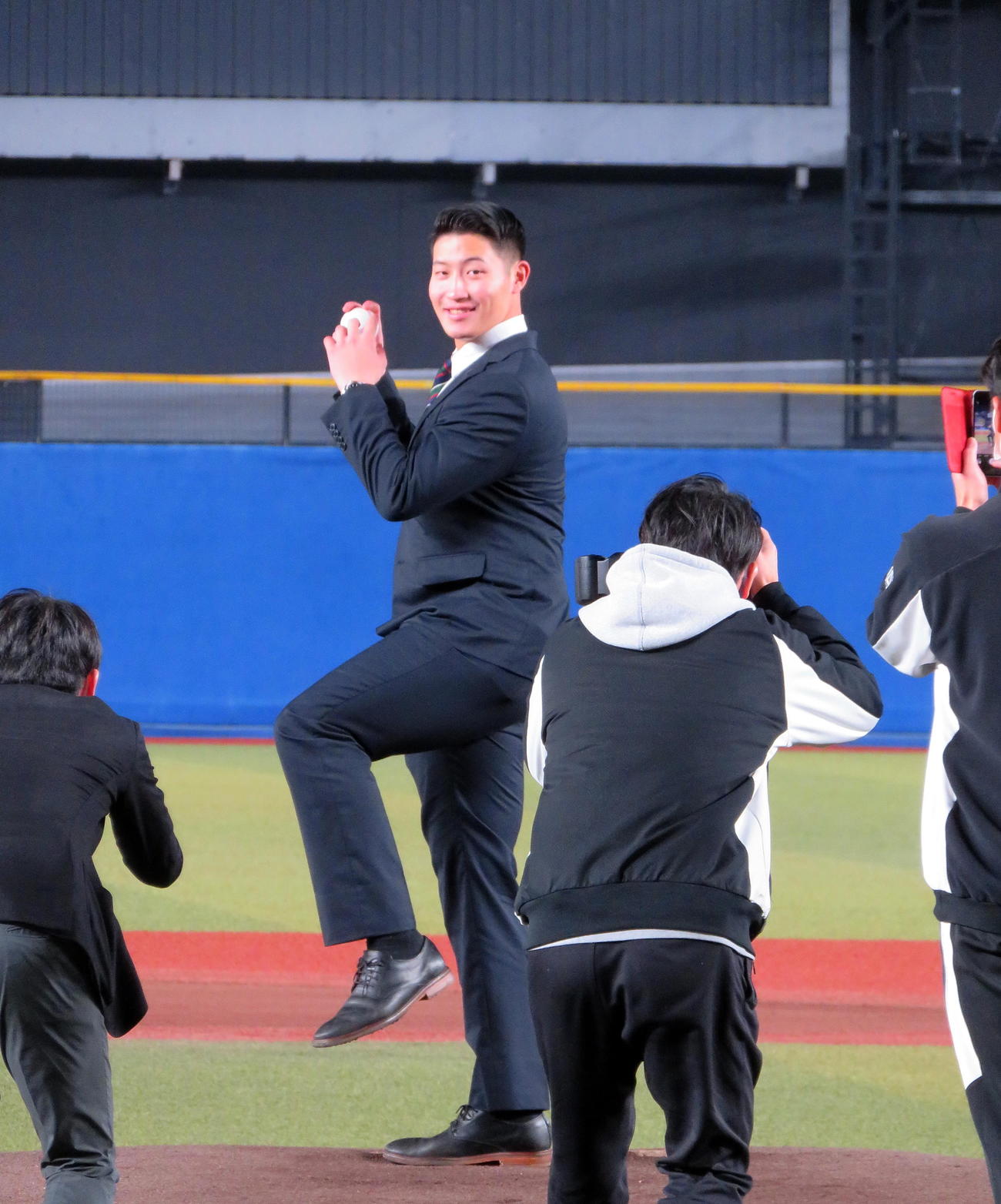 ZOZOマリンスタジアム施設見学でマウンドでポーズをとるロッテドラフト1位の専大・菊地（撮影・鎌田直秀）