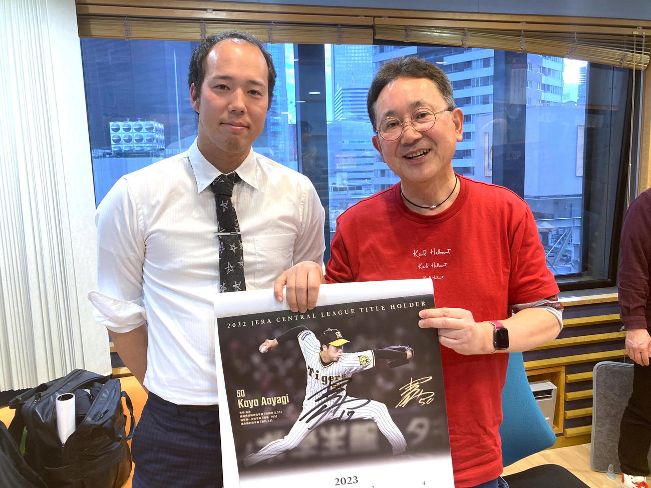 MBSラジオ「森たけしのスカタンラジオ」に出演した阪神青柳。右は森たけし（球団提供）