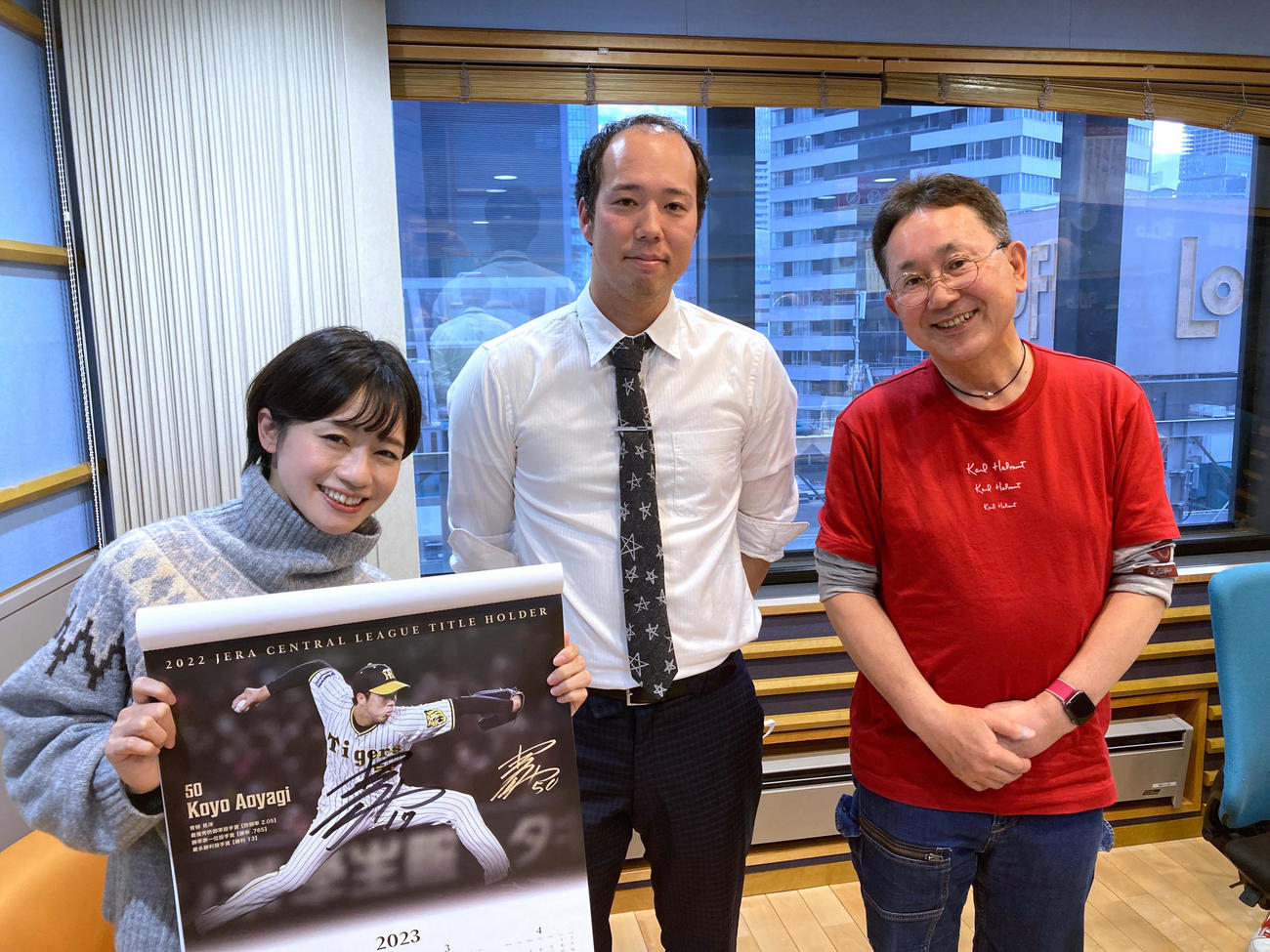 MBSラジオ「森たけしのスカタンラジオ」に出演した阪神青柳晃洋。右は森たけし、左は斉藤雪乃（球団提供）