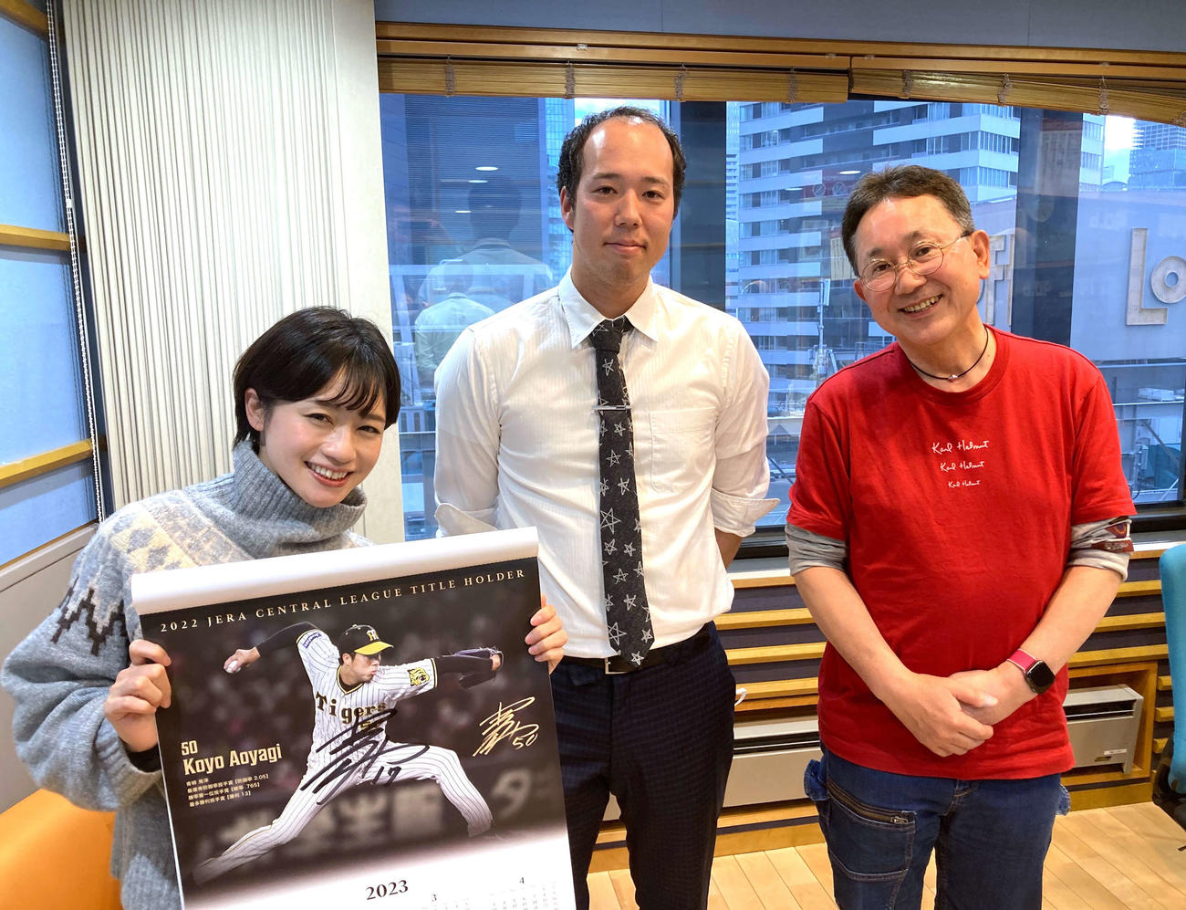 MBSラジオ「森たけしのスカタンラジオ」に出演した阪神青柳晃洋。右は森たけし、左は斉藤雪乃（球団提供）