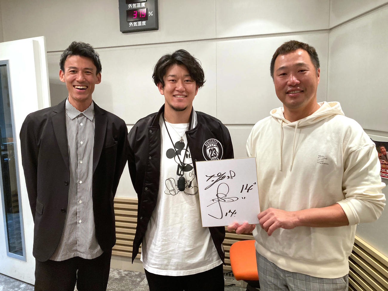 ABCラジオ「ラジオで虎バン」に出演した阪神岩貞。右は関本氏、左は高野アナ（球団提供）