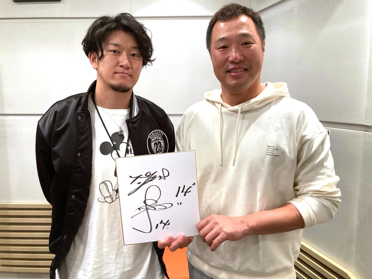 ABCラジオ「ラジオで虎バン」に出演した阪神岩貞。右は関本氏（球団提供）