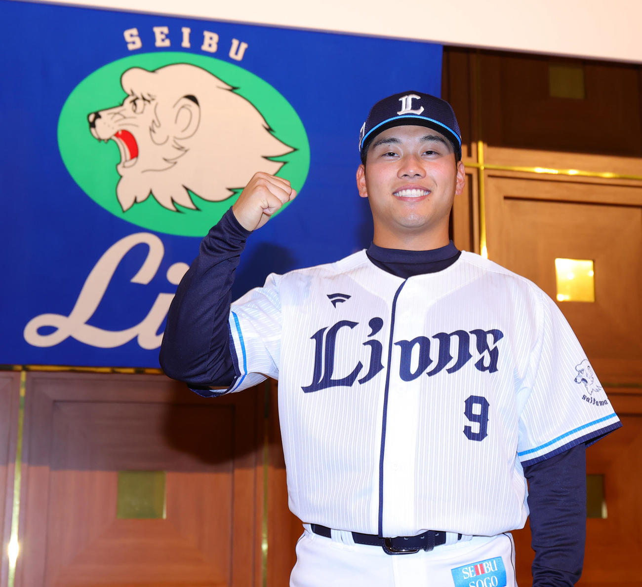 西武の新入団選手発表会で、9番のユニホームを着てガッツポーズの蛭間（撮影・野上伸悟）