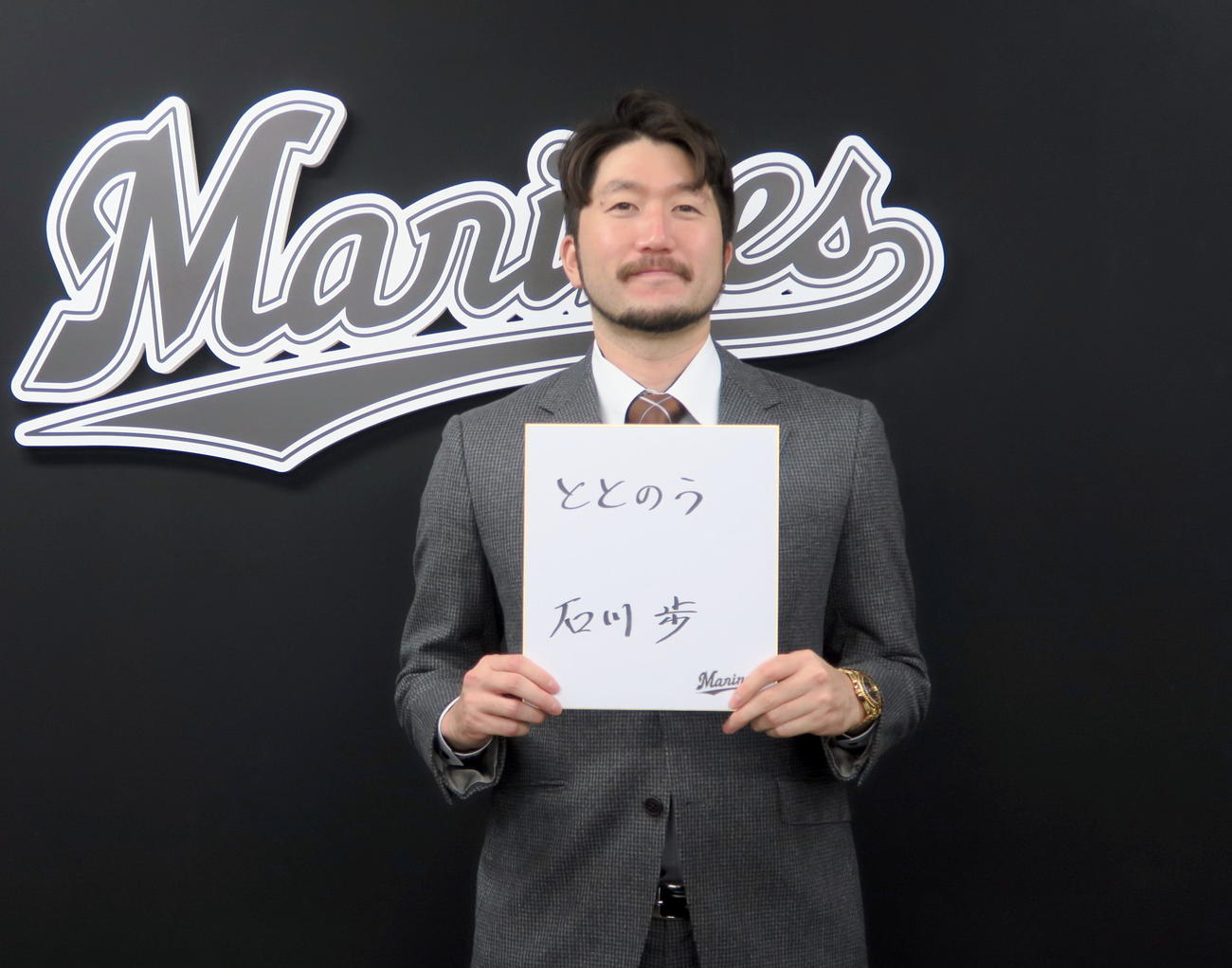 契約更改後に取材対応するロッテ石川（代表撮影）