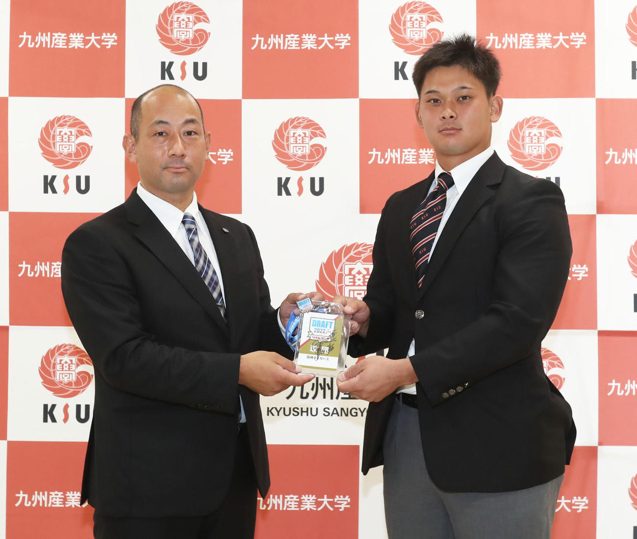 阪神前田忠節スカウト（左）と育成ドラフト1位の九産大・野口恭佑（2022年11月8日撮影）