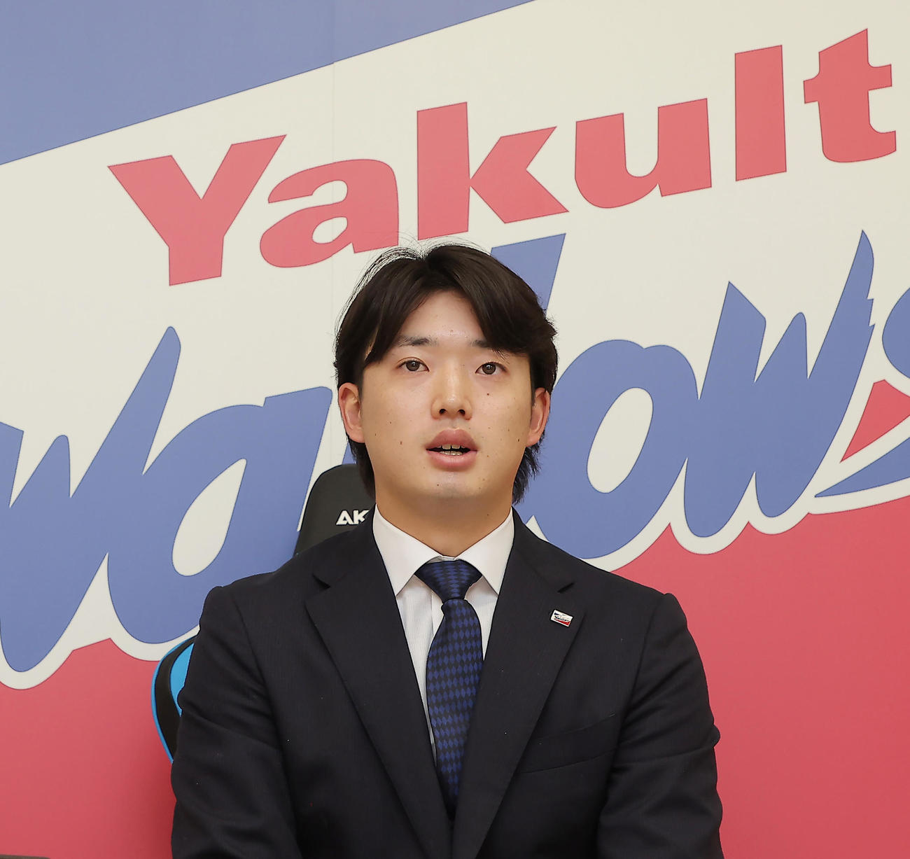 契約更改を終え会見するヤクルト長岡（代表撮影）