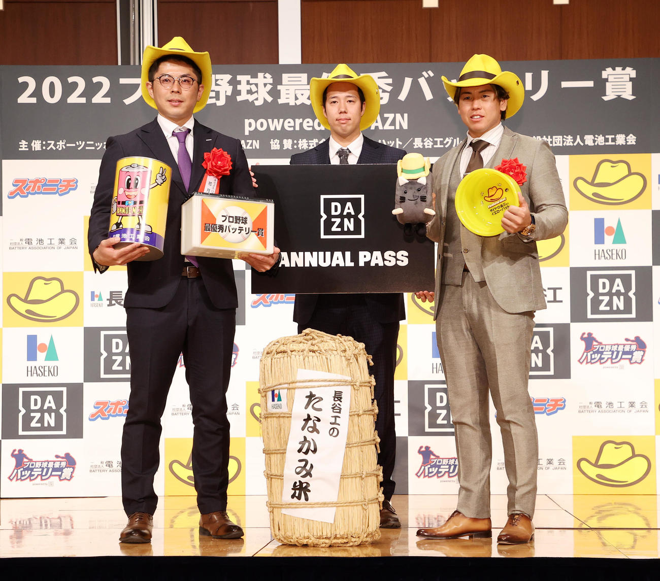 最優秀バッテリー賞を受賞し写真に納まる、左からオリックス若月、阪神青柳、梅野（撮影・鈴木正人）