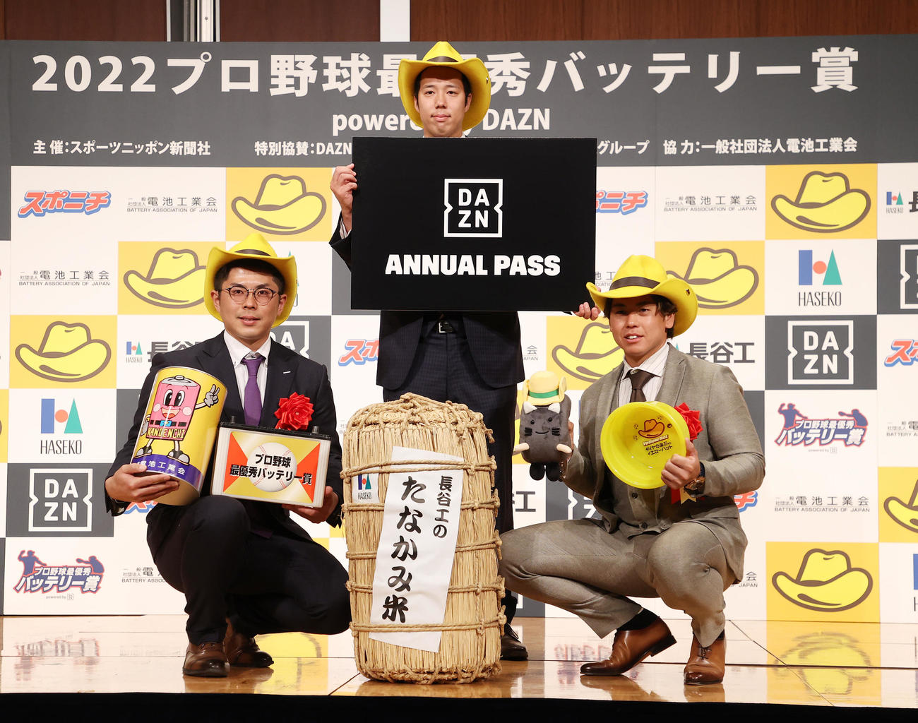 最優秀バッテリー賞を受賞し写真に納まる、左からオリックス若月、阪神青柳、梅野（撮影・鈴木正人）