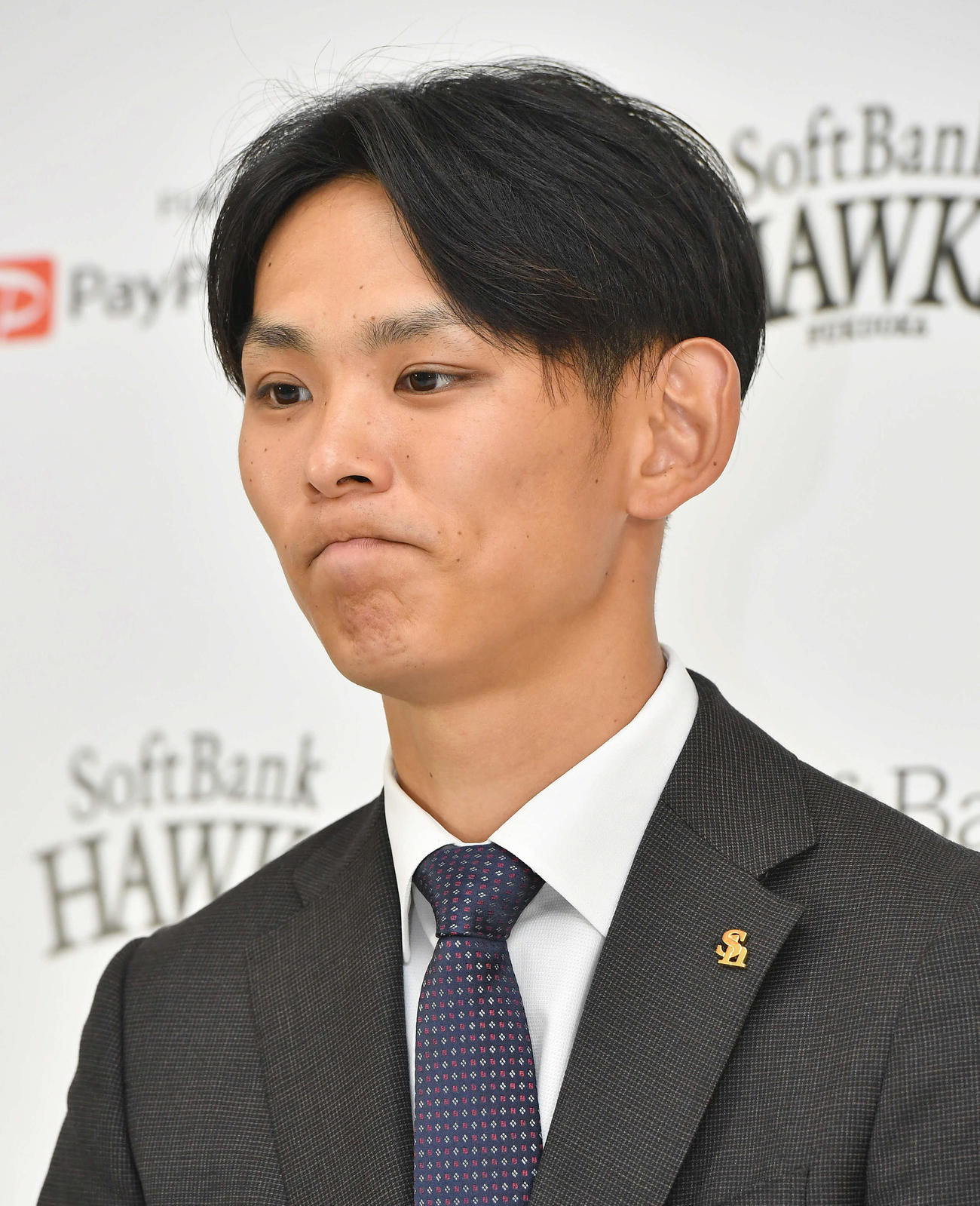 契約更改を終えた泉は記者会見で今季を振り返り、厳しい表情を見せる（撮影・岩下翔太）