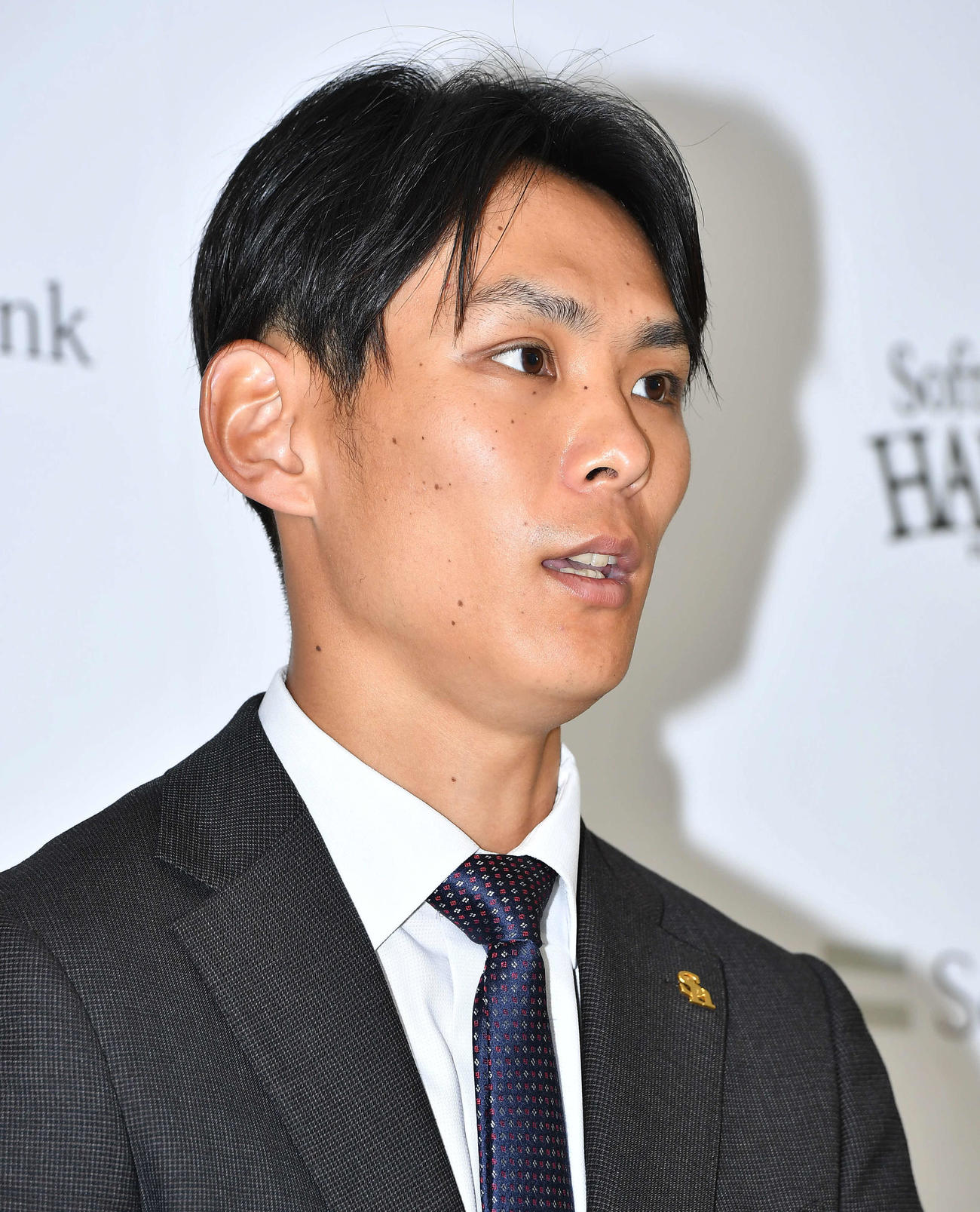 契約更改を終え、会見を行う泉（撮影・岩下翔太）