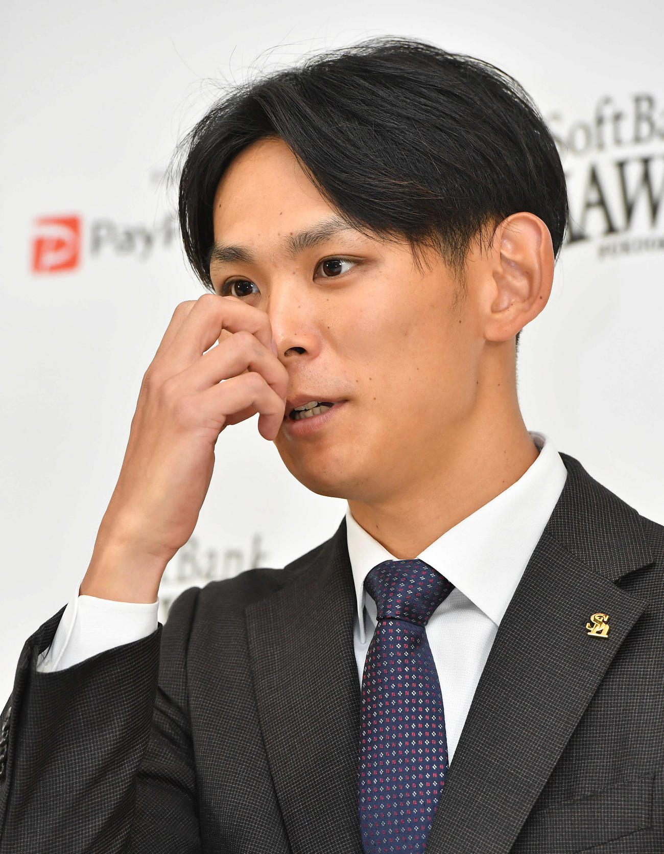 契約更改を終え、会見を行う泉（撮影・岩下翔太）