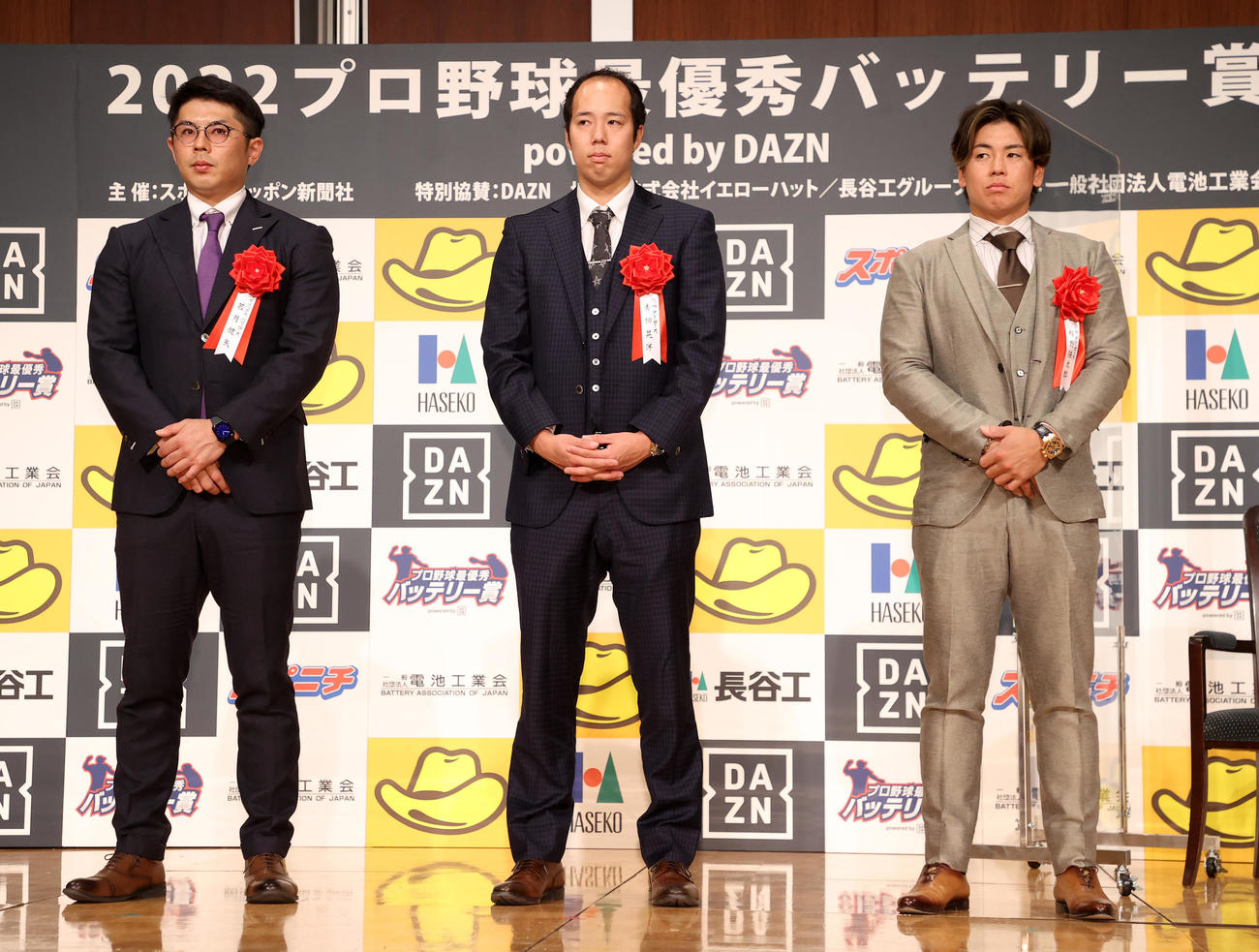 最優秀バッテリー賞を受賞し写真に納まる、左からオリックス若月、阪神青柳、梅野（撮影・鈴木正人）