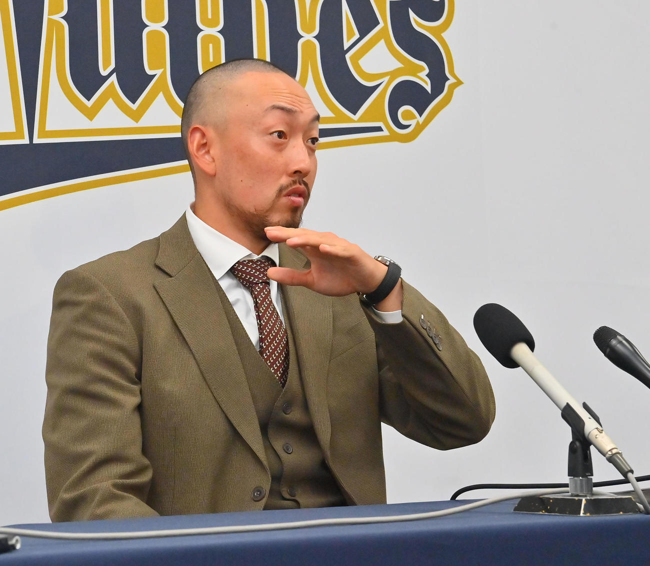 契約更改を終え、会見に臨むオリックス平野佳（撮影・和賀正仁）