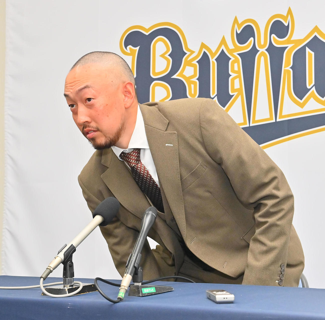 契約更改を終え、会見に臨むオリックス平野佳（撮影・和賀正仁）