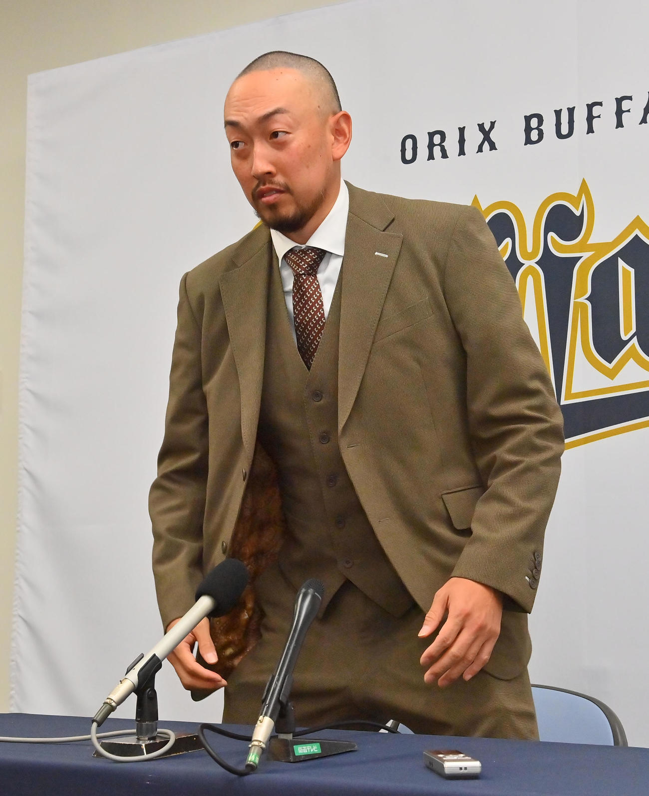 契約更改を終え、会見に臨むオリックス平野佳（撮影・和賀正仁）