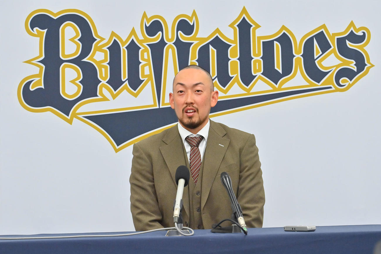 契約更改を終え、会見に臨むオリックス平野佳（撮影・和賀正仁）