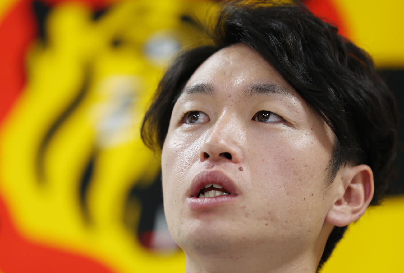 契約更改を終え、会見に臨む阪神近本（撮影・前田充）