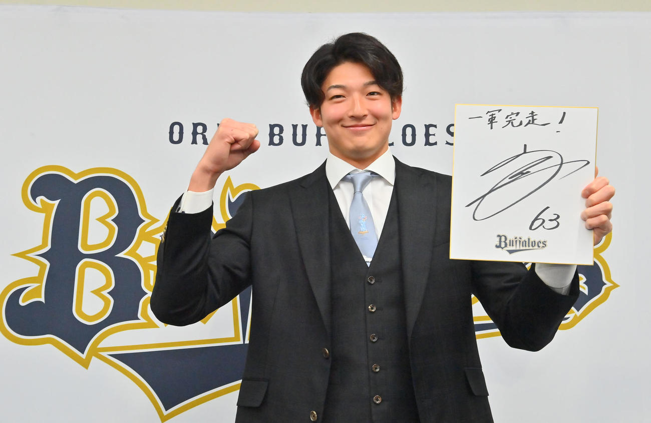 大幅アップで更改し、来季の目標を掲げるオリックス山崎颯（撮影・和賀正仁）