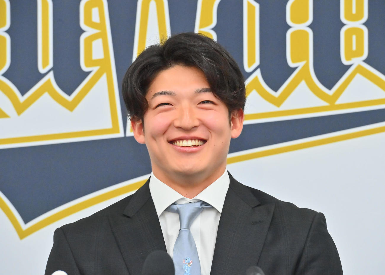 大幅アップで更改し笑顔で会見するオリックス山崎颯（撮影・和賀正仁）