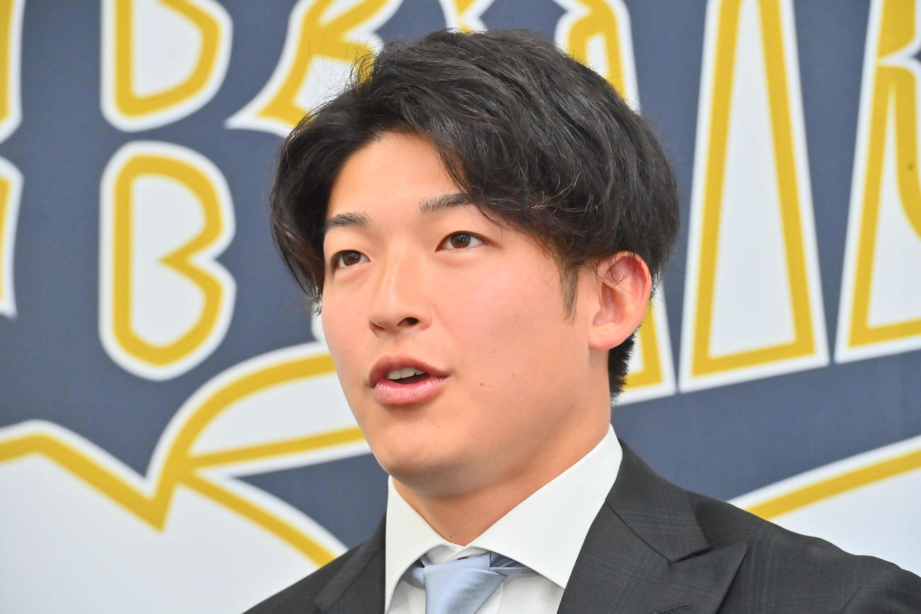 大幅アップで更改し会見するオリックス山崎颯（撮影・和賀正仁）