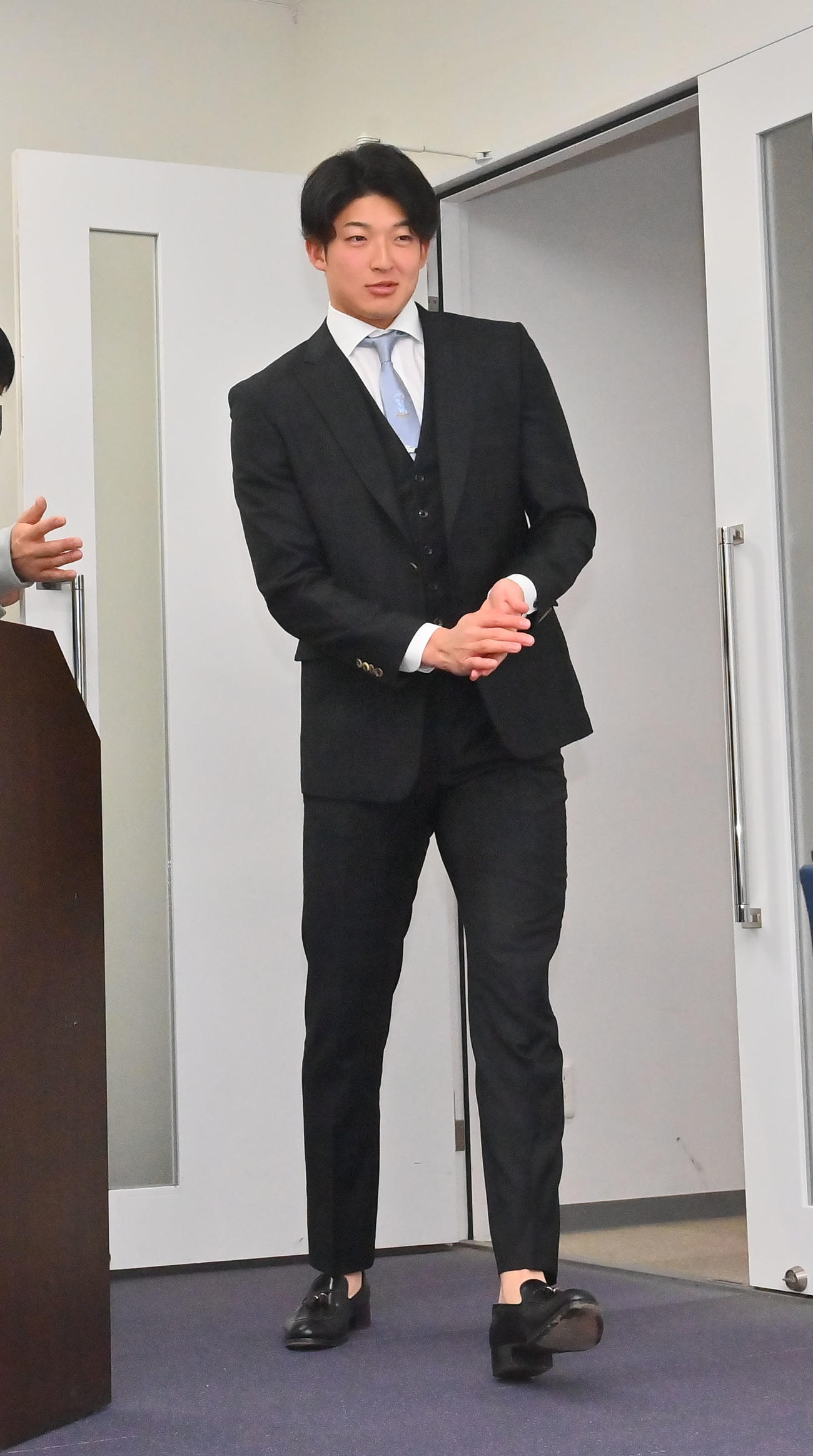 大幅アップで更改し会見するオリックス山崎颯（撮影・和賀正仁）