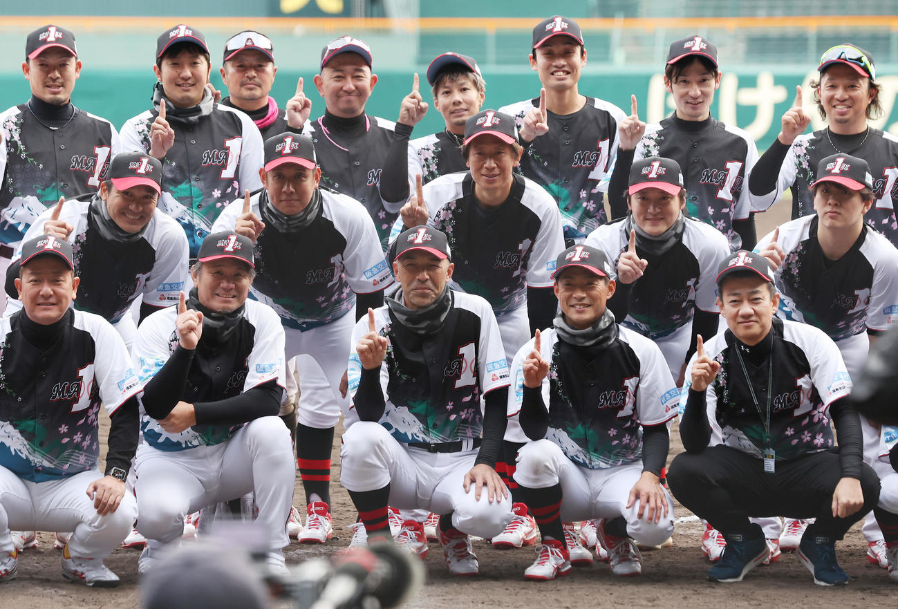 試合を終え記念写真に納まる本気1LEGENDSの選手たち。前列左から2人目は池田親、同中央は和田氏、同4人目は桧山氏（撮影・前田充）