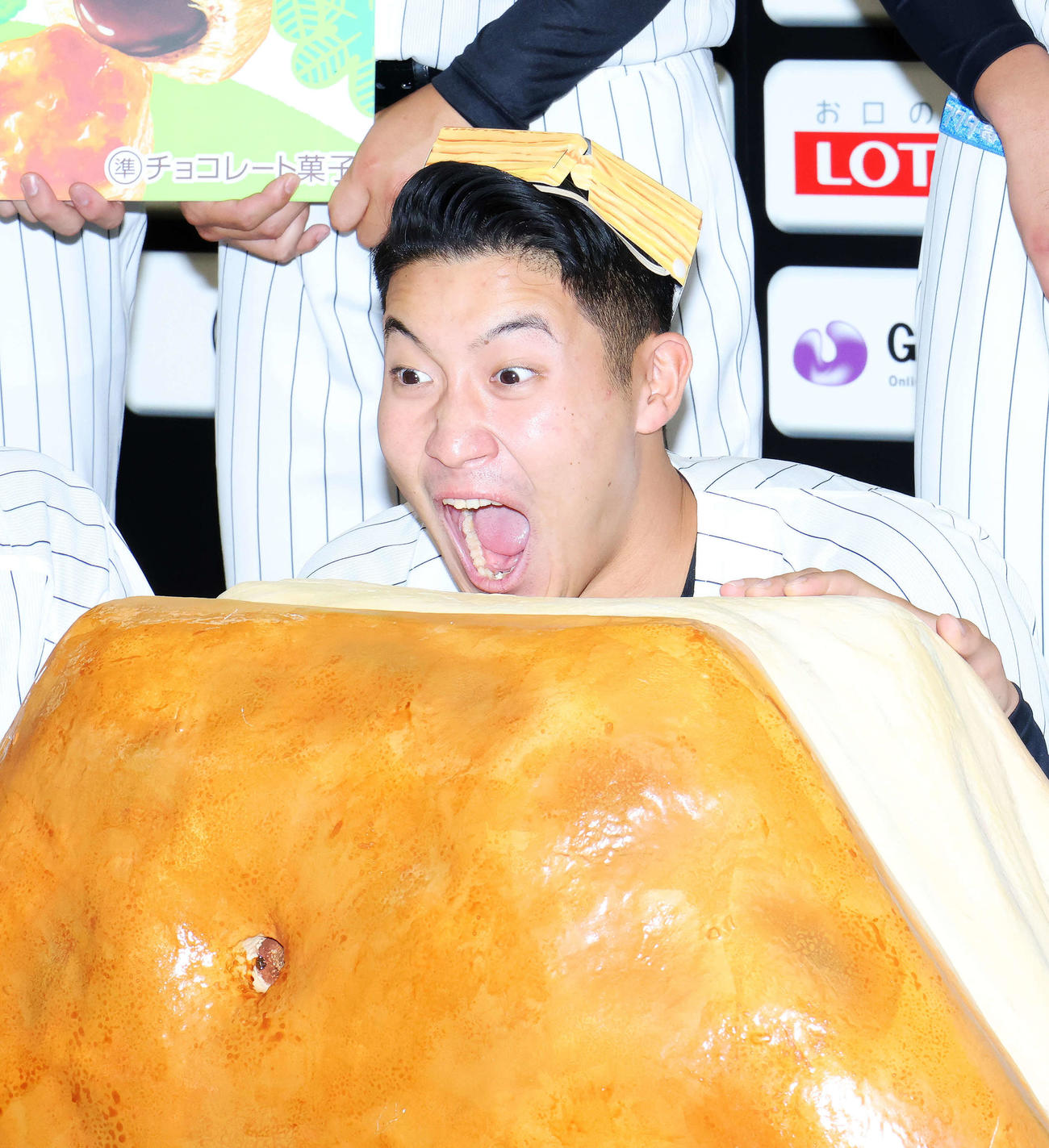 巨大パイの実をかじるロッテ菊地（撮影・河田真司）