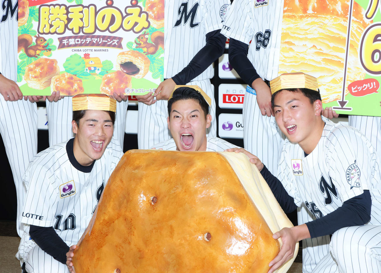 巨大パイの実をかじるロッテの、左から友杉、菊地、田中晴（撮影・河田真司）