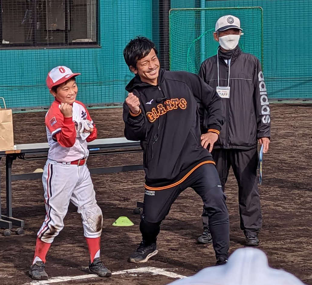 3日、野球教室で子どもと「熱男」ポーズをする巨人松田