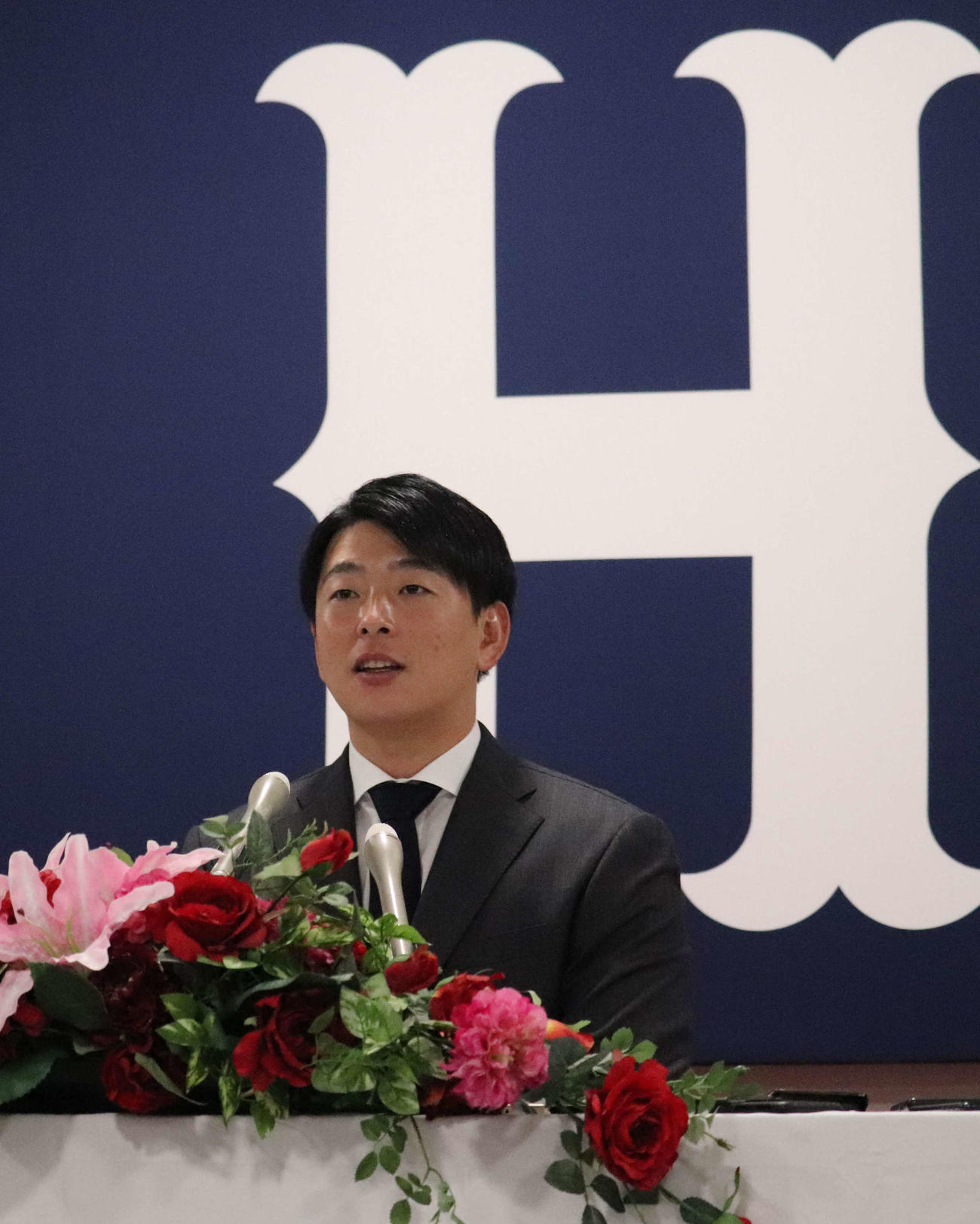 契約更改を終えて会見する広島大瀬良（撮影・佐井陽介）