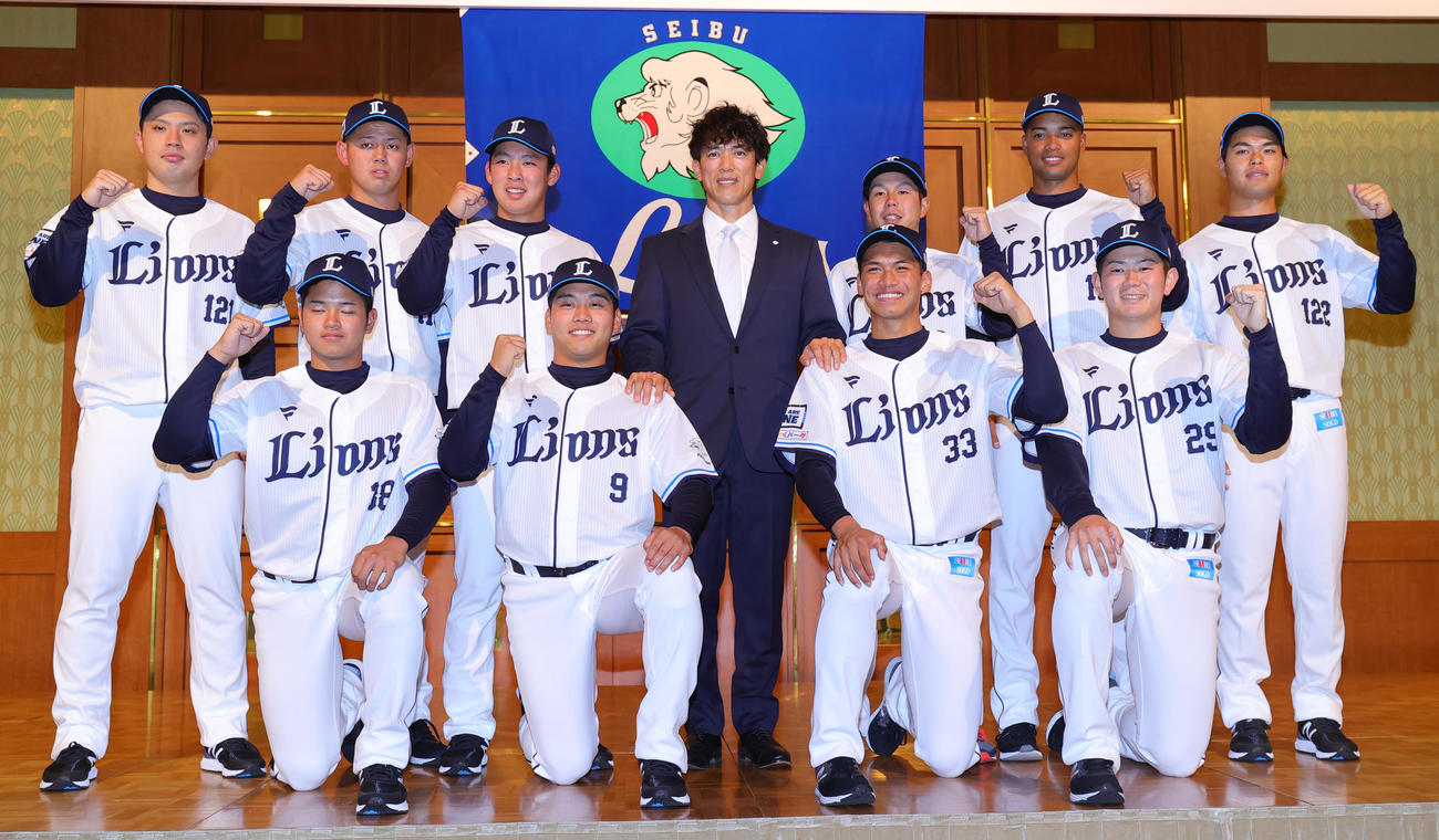 新入団選手発表会で記念撮影する前列左からドラフト3位野田、1位蛭間、2位古川、4位青山、後列左から育成3位三浦、育成1位野村、5位山田、松井監督、6位児玉、育成2位日隈、育成4位是沢（撮影・野上伸悟）
